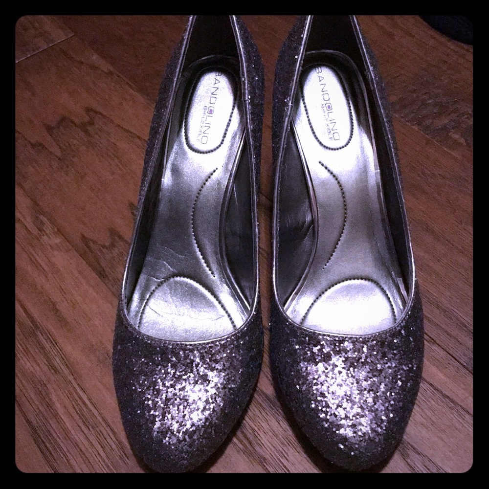 B.flexible by Bandolino glittery pumps